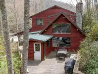 Hidden Gem Falls, The Rainforest Waterfall Retreat with creekside fire pit!!🔥