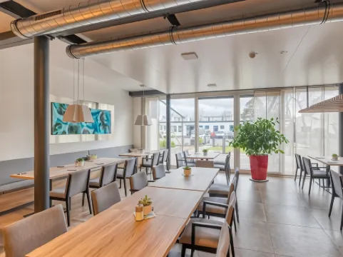 Westside Hotel Отели рядом с достопримечательностью «Rheinmetall MAN Military Vehicles GmbH»