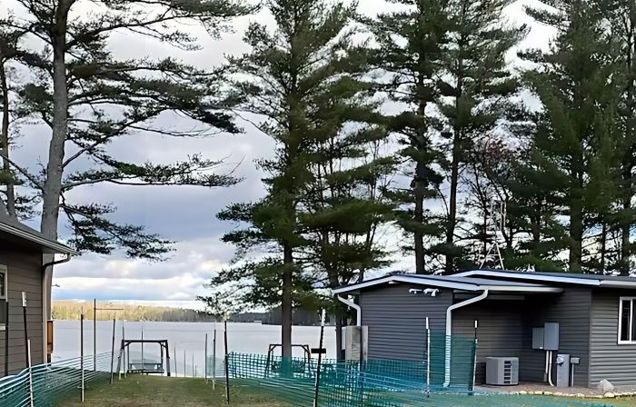 Crossroads Sandy Beach-Wooded Private with Pontoon Available 