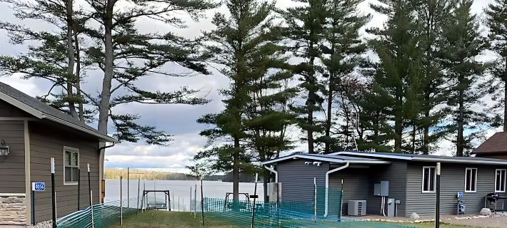 Crossroads Sandy Beach-Wooded Private with Pontoon Available "Pets Now allowed" Hotéis em Vilas County
