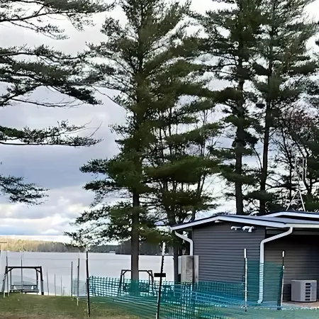 Crossroads Sandy Beach-Wooded Private with Pontoon Available "Pets Now allowed"