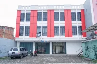 RedDoorz Near Stasiun Tangerang Hotels in Karawaci