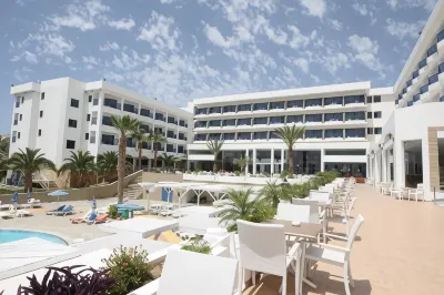 Ascos Coral Beach Hotel فنادق في Peyia