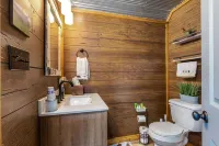 The Cowskin Bunkhouse - Lakeview Getaway - perfect for fishermen/small families!