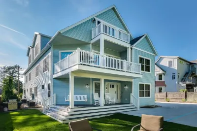 Luxury Beach House-6 Bedrooms, Game Room, Yard, Fire Pit-Walk to Beach & Town 鄰近Center Street Emporium的酒店