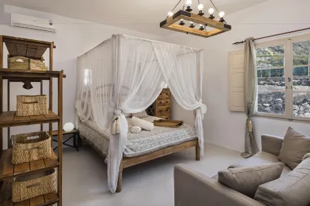 Rock Villas Complex - Private Luxe Top Retreat - Castle and Sea View Отели рядом с достопримечательностью «Feel Santorini»