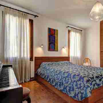 Sunny Ghetto Canalview Rooms