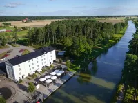 Vänerport Stadshotell Hotels near Halna kyrka