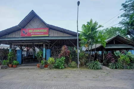 RedDoorz Syariah Near Stasiun Pekalongan 3 Отели в г. Comal