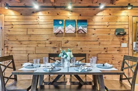 Beautiful Cozy Cabin Near Pigeon Forge with Hot Tub + Game Room + Amazing Views Отели рядом с достопримечательностью «Зоопарк Рейнфорест Адвенчерс»