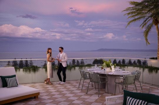 인터컨티넨탈 소렌토의 고급스러운 야외 수영장 및 휴식 공간