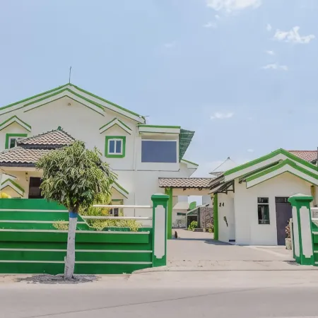 Hotel Taman Indah Отели в г. Мадиун