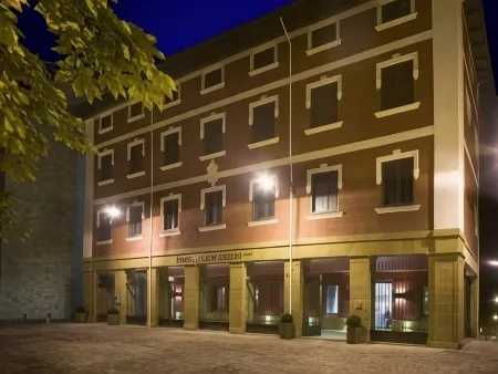 Pamplona Catedral Hotel Отели в г. Larrasoana
