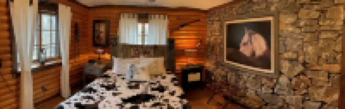Beautiful Log Cabin with Fireplace, Fire Pit, Hot Tub & Wifi