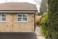 Peaceful Studio Flat with Patio and Dogs Allowed Hotels near Cobham Park