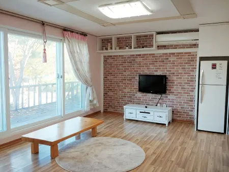 Goesan Forest Story Pension Отели рядом с достопримечательностью «Shinpoong Hanji Maeul»