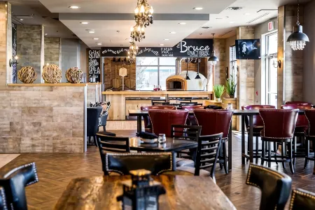 Cambridge Hotel and Conference Centre Отели рядом с достопримечательностью «Кеймбридж Скалпчер Гарден»