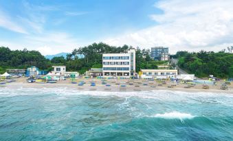 Goseong Ayajin Stay (10 Second Walk from Ayajin Beach)