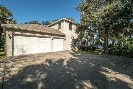 Florida Space Coast Waterfront Retreat - Family & Pet Friendly - Sleeps up to 15