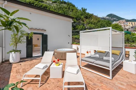 Torre Paradiso Отели рядом с достопримечательностью «Piazza centrale minori»