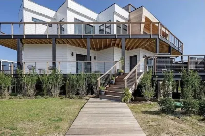 Fire Island White House - Ocean Bay Park 5 Bedroom Bayview Home - Sleeps 18! Hotels near Robert Moses State Park - Long Island