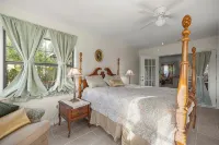 Minutes from Kayaking, Paddleboarding, Natural Springs, and Cedar Key Beach.