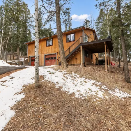 Bear Paw Haven-nestled in the trees. Pet & family friendly. HOT TUB, Free WiFi