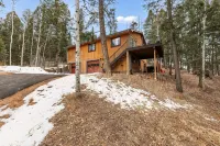 Bear Paw Haven-nestled in the trees. Pet & family friendly. HOT TUB, Free WiFi