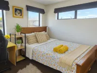Stylish Suite Near Airport | Pvt Bath + Parking 롤레스톤 호텔