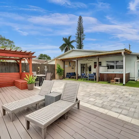 Charming 3-bedroom lake house with hot tub and kayaks located near Dania Beach