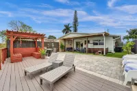 Charming 3-bedroom lake house with hot tub and kayaks located near Dania Beach