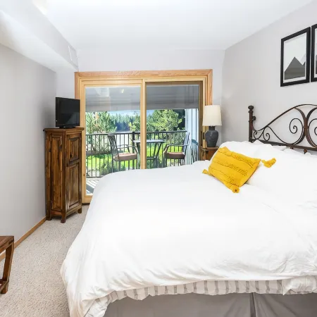 Lovely Condo with Mountain/ Lake View’s in Heart of Frisco