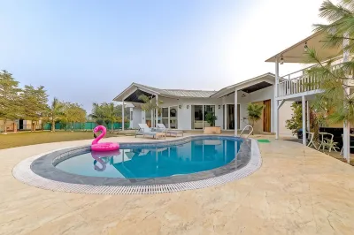 Elivaas Vedaaz 4 BHK Farmhouse With pool Hotels in 
