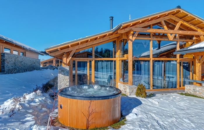 Chalet for up to 10 people with sauna, private home theater and hot tub
