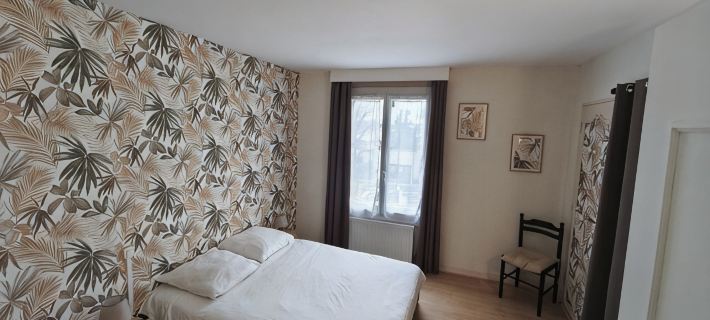 Town house for 7 people in quiet area - baby equipment and pets allowed シャトールーのホテル