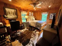Beautiful Highlands cabin! 8 min to town-Pet friendly-lots of outdoor space