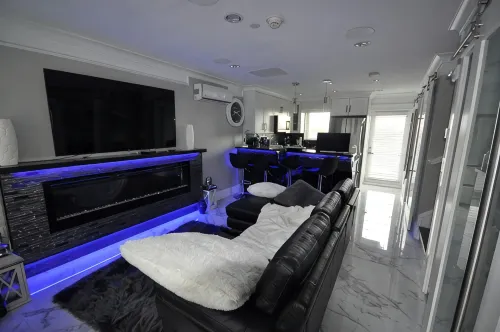 New Luxury 3 Bedroom Townhouse - Apartments