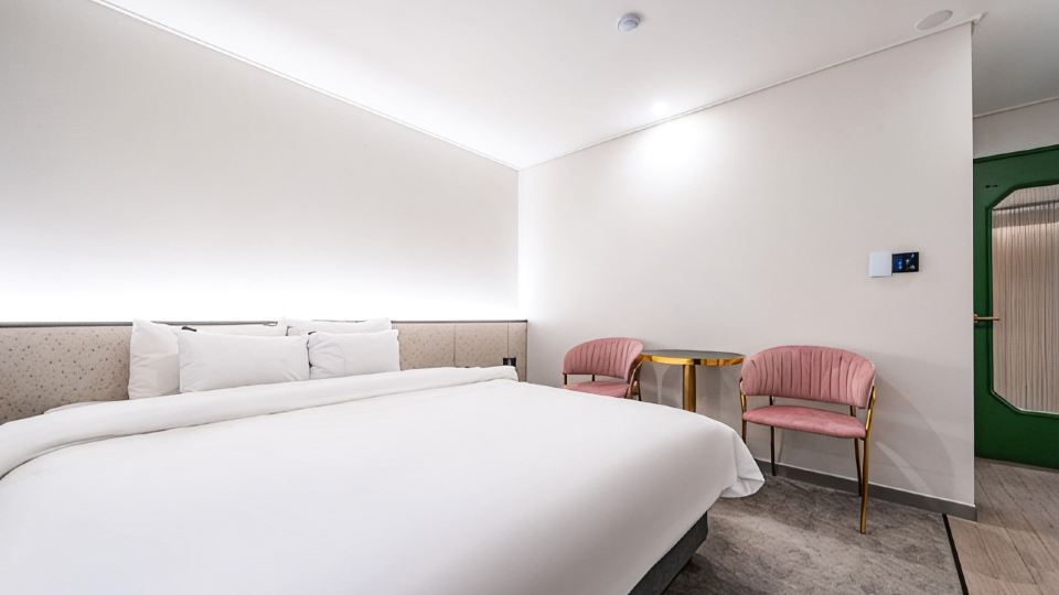 SEVEN BRICKS HOTEL