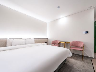 SEVEN BRICKS HOTEL