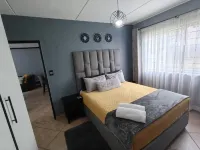 2 Bedroom apartment with 2 queen size beds & a cot, 10 minutes from JHB Airport. - 무료 와이파이