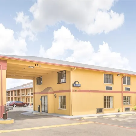 Days Inn & Suites by Wyndham Marshall