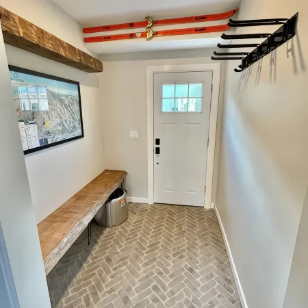 Downtown Ludlow, walk to ski shuttle, room for multiple families, pet friendly!