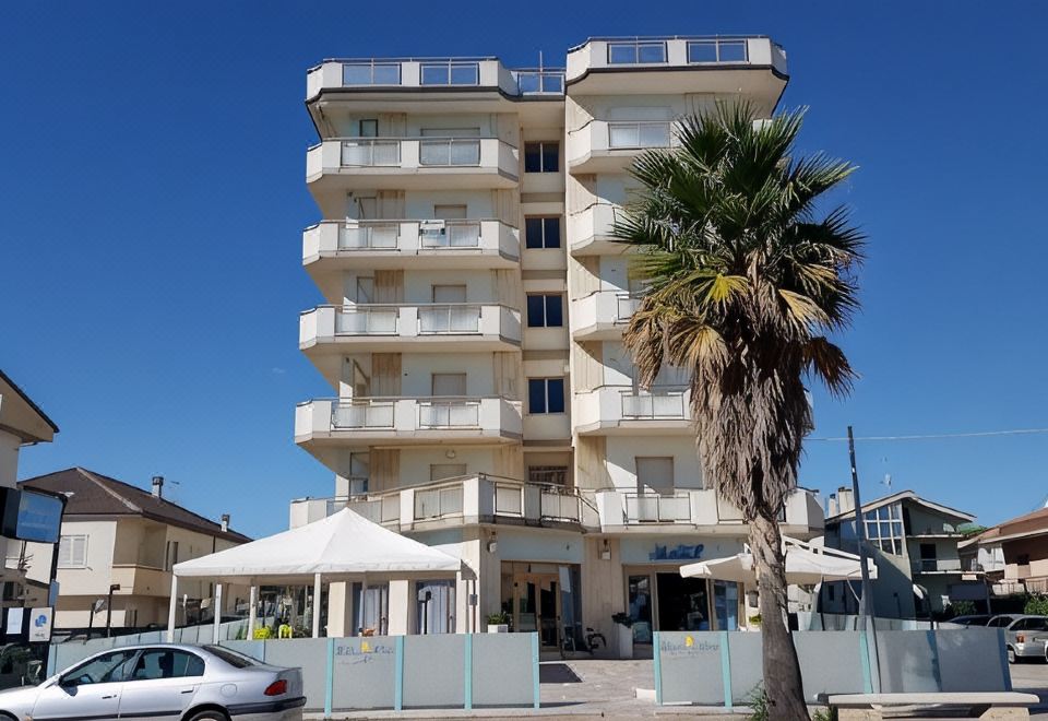 Hotel Petite Fleur - Housity