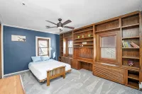 Downtown Ottawa Retreat: Sleeps 15, Heated Indoor Pool, Hot Tub, Sauna, 5BR/4BA - WiFi