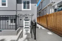 Private newly renovated  1 bed 2 baths suite in central location - 방갈로