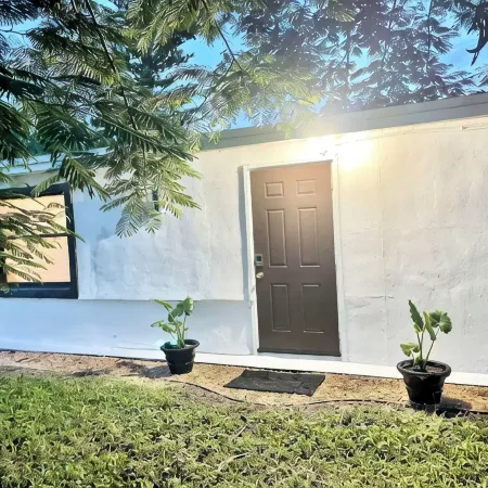 Chic studio A/C and WiFi in delightful Pompano Beach only 3 miles to the beach