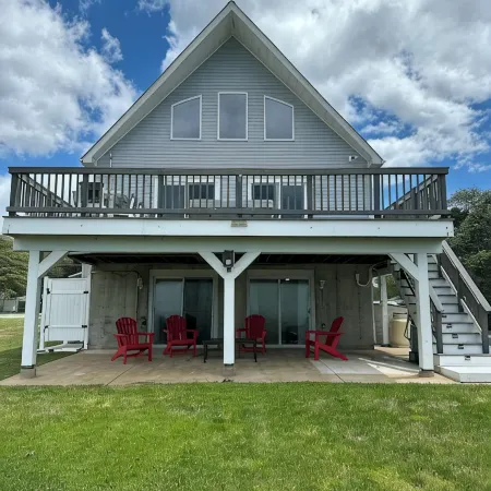 Beautiful Ocean Front House with Private Beach, Hot Tub and Spectacular Sunsets Отели в г. Фэрхейвен