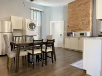 Downtown EVV 2BR- 1.5BA Apt-  Chandler A فنادق في إيفانسفيل