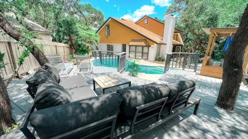 Cozy Luxury  Pool + Home Theater + Backyard Oasis - สระว่ายน้ำส่วนตัว