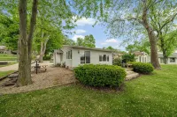 Little Barbee Lakefront Bungalow - Homestays